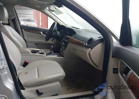 2012 Mercedes-Benz C 250 Luxury z USA, uszkodzony, nr VIN WDDGF4HB7CR233289